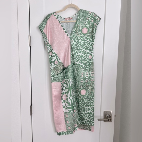 Traffic People Mixed Print V Neck Shift Dress. Size S. - Picture 3 of 7